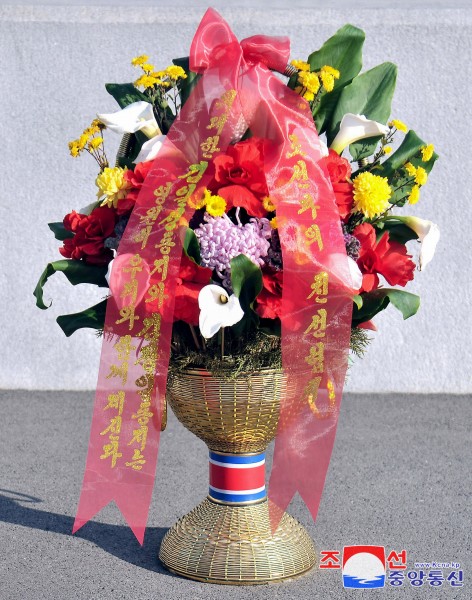 Floral Basket to Statues of Great Leaders from Abroad