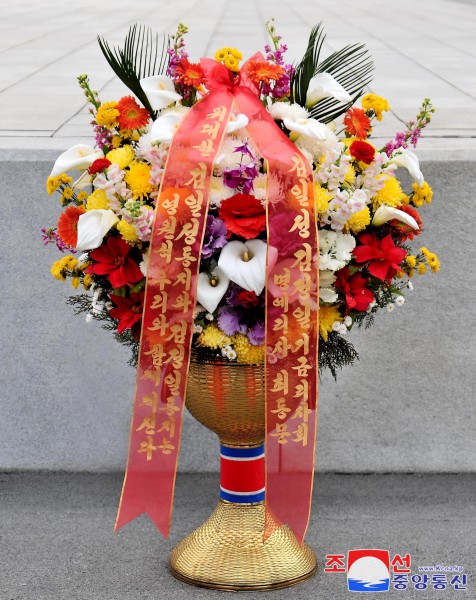 위대한 수령 김일성동지와 위대한 령도자 김정일동지의 동상에 김일성김정일기금리사회 명예리사가 꽃바구니를 보내여왔다