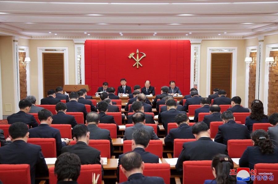 朝鲜劳动党第八届中央委员会第七次全体会议扩大会议第三天会议举行