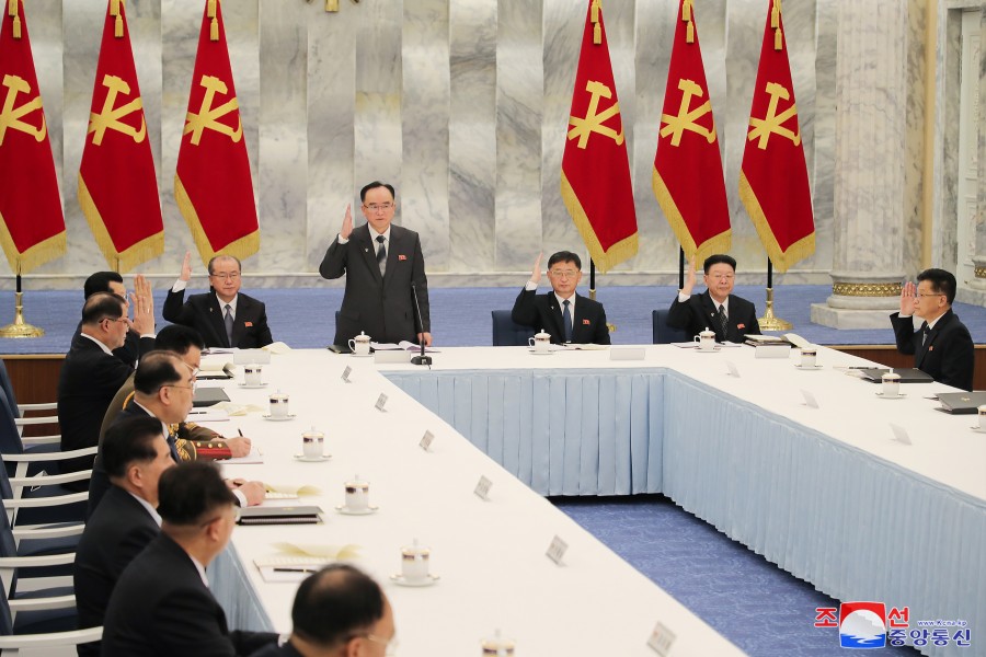 朝鲜劳动党第八届中央委员会第十四次政治局会议举行