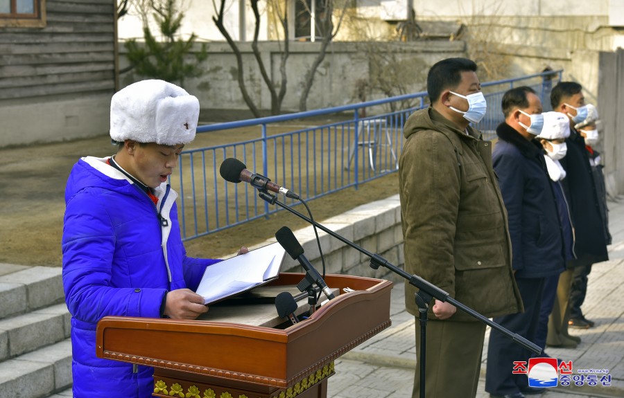 경애하는 아버지 김정은원수님께 전국학생소년들의 배움의 천리길답사행군대의 강계도착전보문을 삼가 올리는 모임 진행