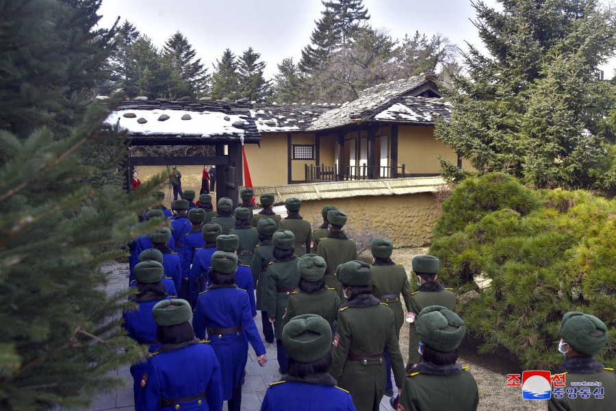 경애하는 아버지 김정은원수님께 전국학생소년들의 배움의 천리길답사행군대의 강계도착전보문을 삼가 올리는 모임 진행