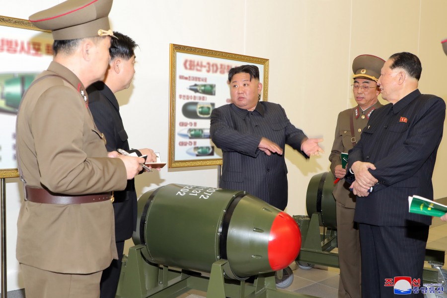 Estimado compañero Kim Jong Un dirige el montaje de ojiva nuclear en misiles balísticos