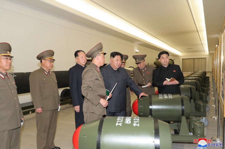 Estimado compañero Kim Jong Un dirige el montaje de ojiva nuclear en misiles balísticos