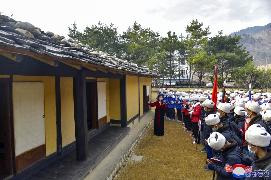 Schoolchildren on Tour of 250-mile Journey for Learning Pass Hyangsan