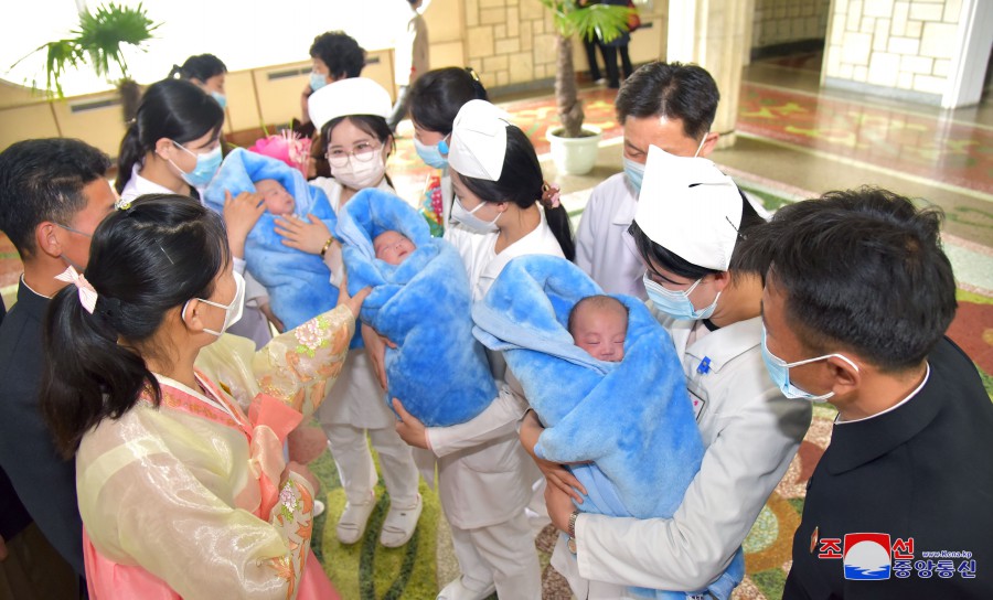 평양산원에서 세쌍둥이들 따뜻한 축복속에 퇴원