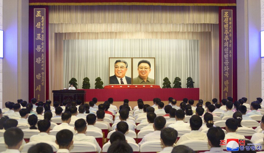 위대한 수령 김일성동지 서거 29돐에 즈음한 모임 근로단체들에서 진행
