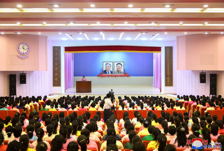 위대한 수령 김일성동지 서거 29돐에 즈음한 모임 근로단체들에서 진행
