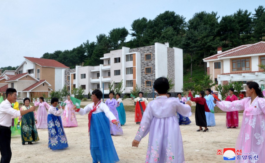 Ceremonies of Moving into New Houses Held in Jagang Province of DPRK