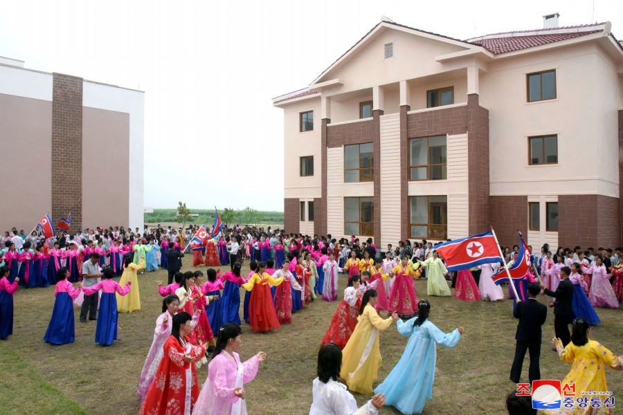 Workers Move into New Houses in Workers' District, Sindo County
