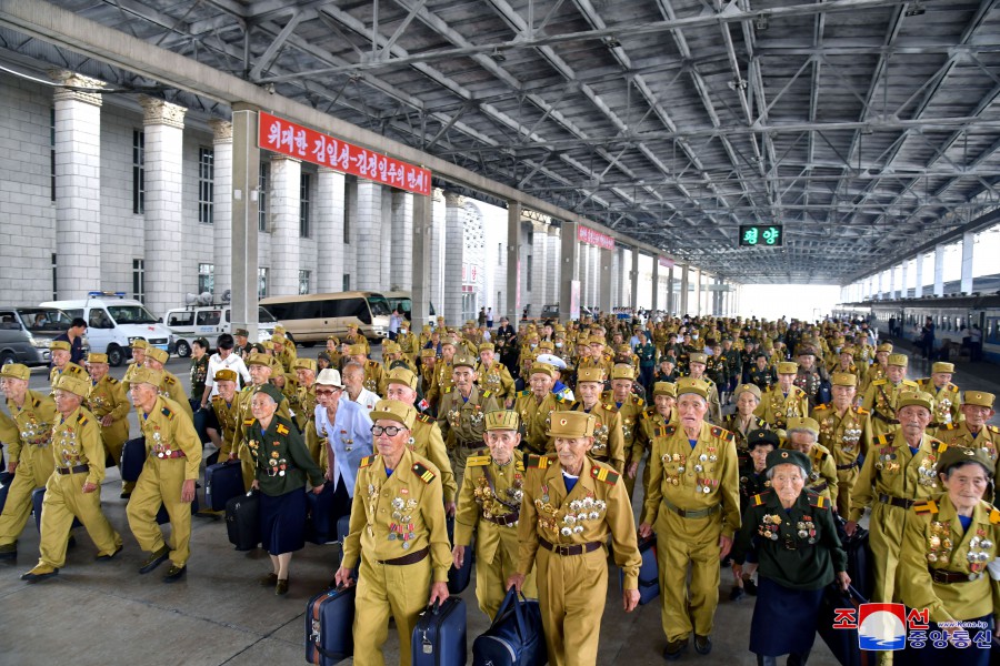 Participants in Celebrations of 70th Anniversary of War Victory Arrive Pyongyang