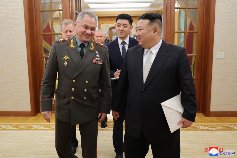 ﻿Уважаемый товарищ Ким Чен Ын встретился с министром обороны РФ