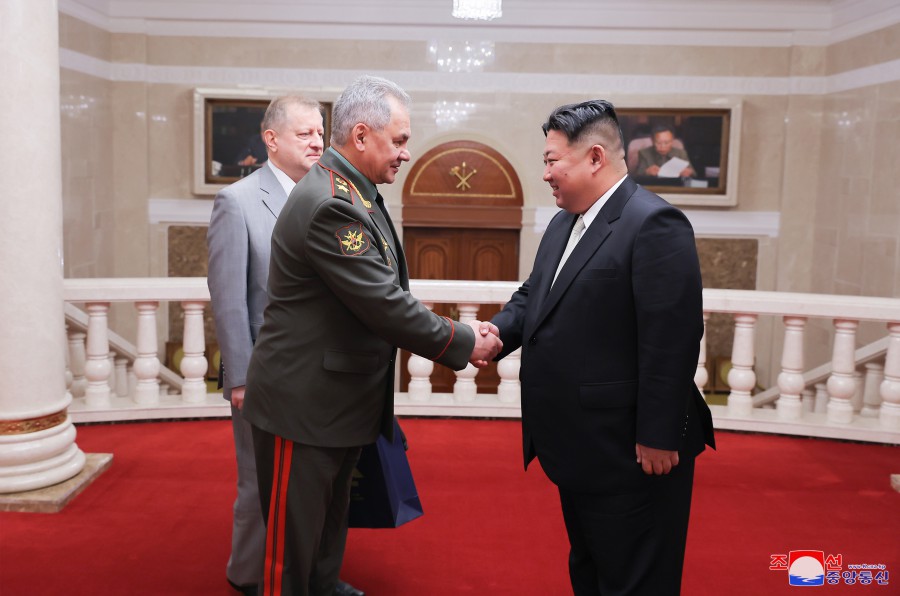 ﻿Уважаемый товарищ Ким Чен Ын пригласил министра обороны РФ Сергея Шойгу в штаб-квартиру ЦК ТПК, имел дружественную беседу и провел ланч с ним