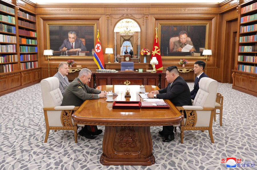 ﻿Уважаемый товарищ Ким Чен Ын пригласил министра обороны РФ Сергея Шойгу в штаб-квартиру ЦК ТПК, имел дружественную беседу и провел ланч с ним