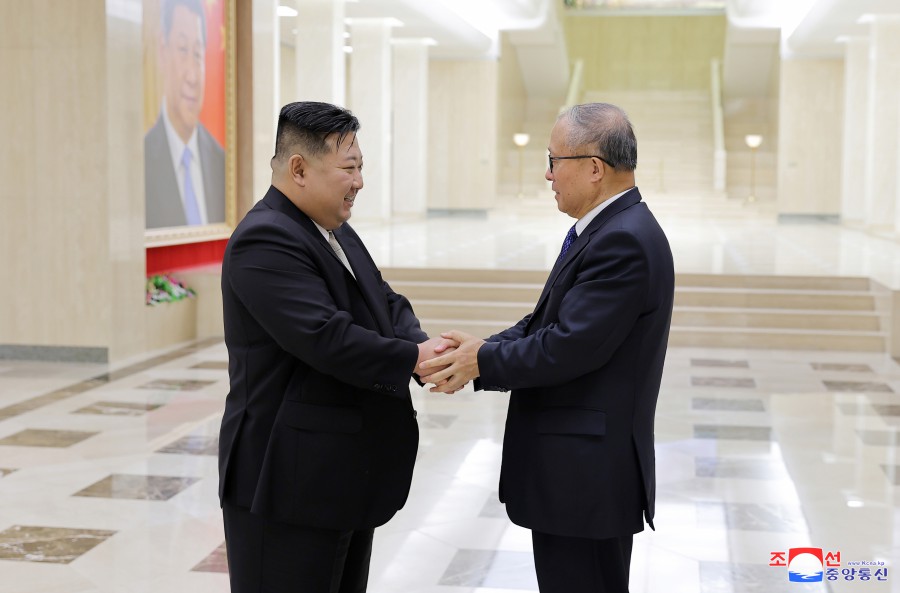Respected Comrade Kim Jong Un Hosts Reception for Chinese Delegation