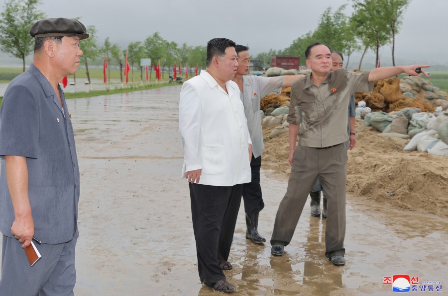 경애하는 김정은동지께서 강원도 안변군 오계리일대의 태풍피해현장을 돌아보시였다
