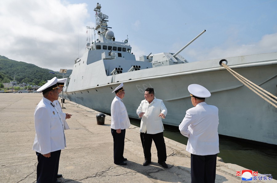 ﻿Уважаемый товарищ Ким Чен Ын инспектировал 2-й гвардейский дивизион надводных кораблей Восточноморского флота ВМС КНА, получивший звание «7-й полк О Чун Хыба»