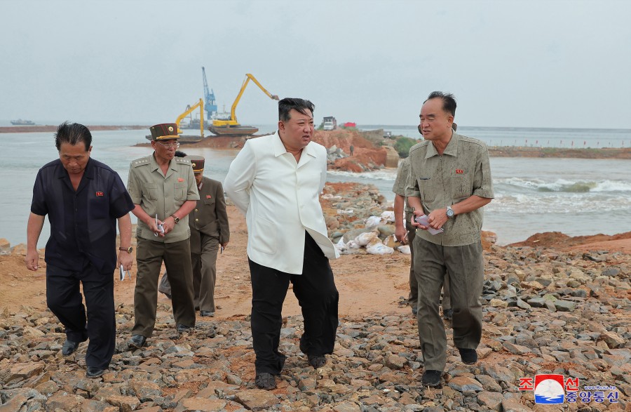 Respected Comrade Kim Jong Un Inspects Ansok Tideland under Restoration