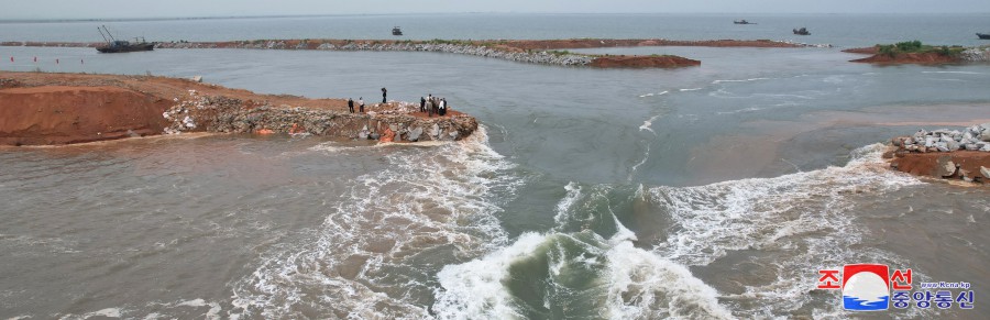 Respected Comrade Kim Jong Un Inspects Ansok Tideland under Restoration