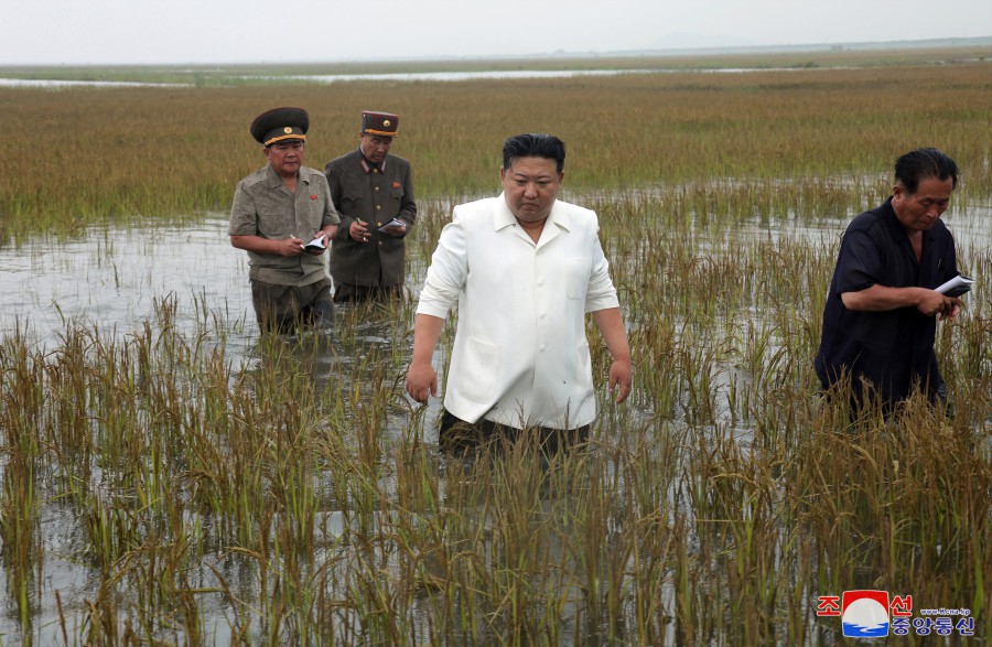 Respected Comrade Kim Jong Un Inspects Ansok Tideland under Restoration