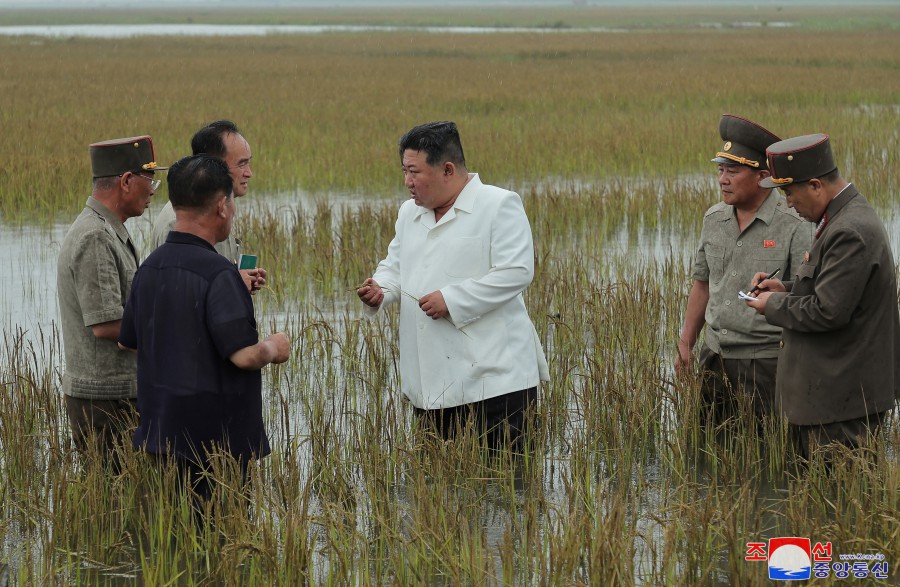 Respected Comrade Kim Jong Un Inspects Ansok Tideland under Restoration