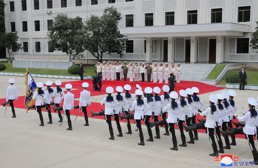 ﻿Уважаемый товарищ Ким Чен Ын нанес поздравительный визит в Командование ВМС по случаю Дня ВМС КНА