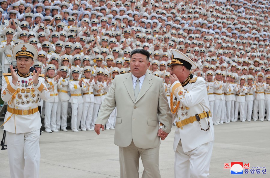 ﻿Уважаемый товарищ Ким Чен Ын нанес поздравительный визит в Командование ВМС по случаю Дня ВМС КНА