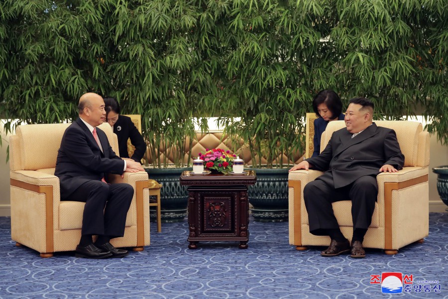 Respected Comrade Kim Jong Un Meets Chinese Party and Government Delegation