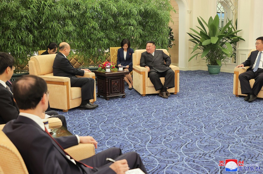 Respected Comrade Kim Jong Un Meets Chinese Party and Government Delegation