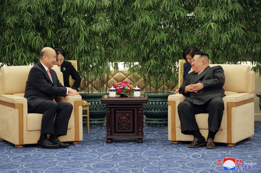 Respected Comrade Kim Jong Un Meets Chinese Party and Government Delegation