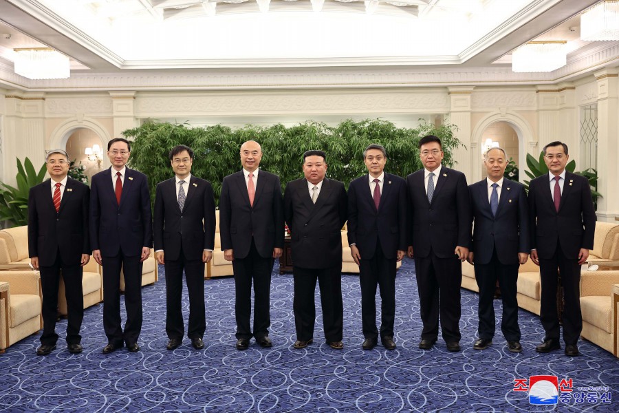 Respected Comrade Kim Jong Un Meets Chinese Party and Government Delegation