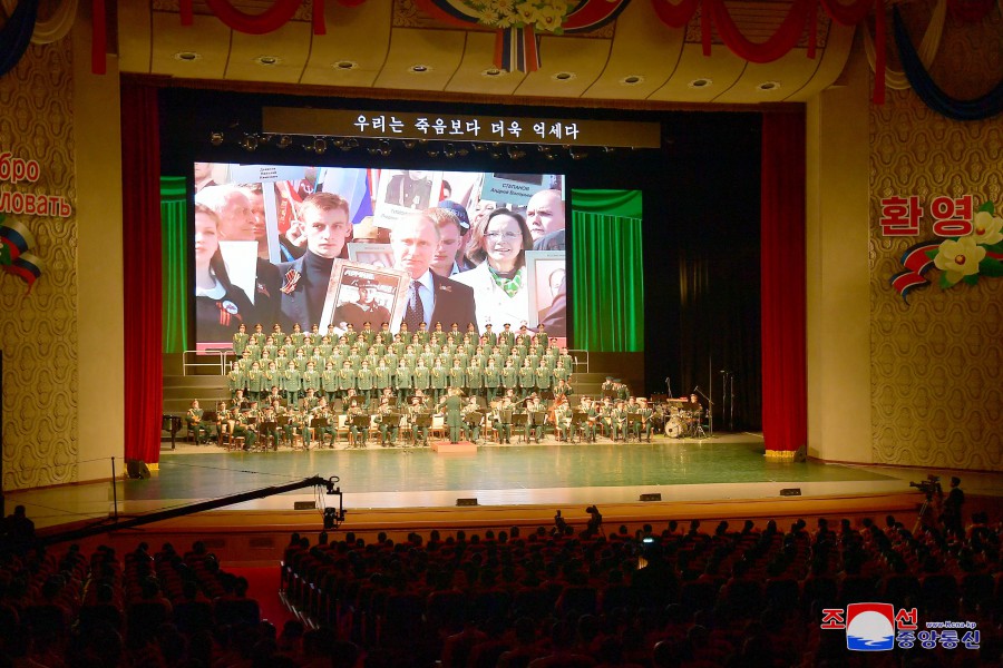 俄罗斯武装力量亚历山德罗夫红旗歌舞团举行演出祝贺朝鲜民主主义人民共和国成立７５周年