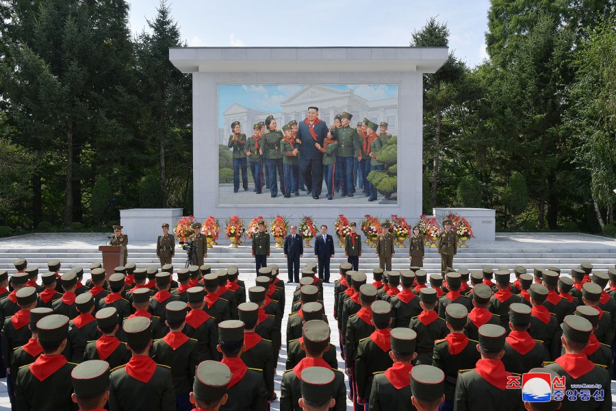 Mosaic Depicting Respected Fatherly Marshal Kim Jong Un Erected at Mangyongdae Revolutionary School