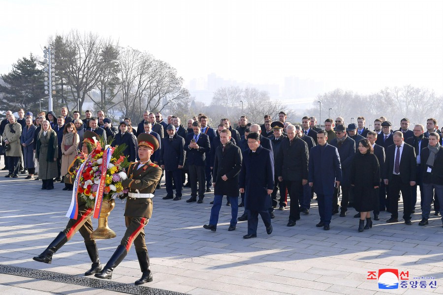 Russian Government Delegation Pays Floral Tribute to Statues of Great Leaders