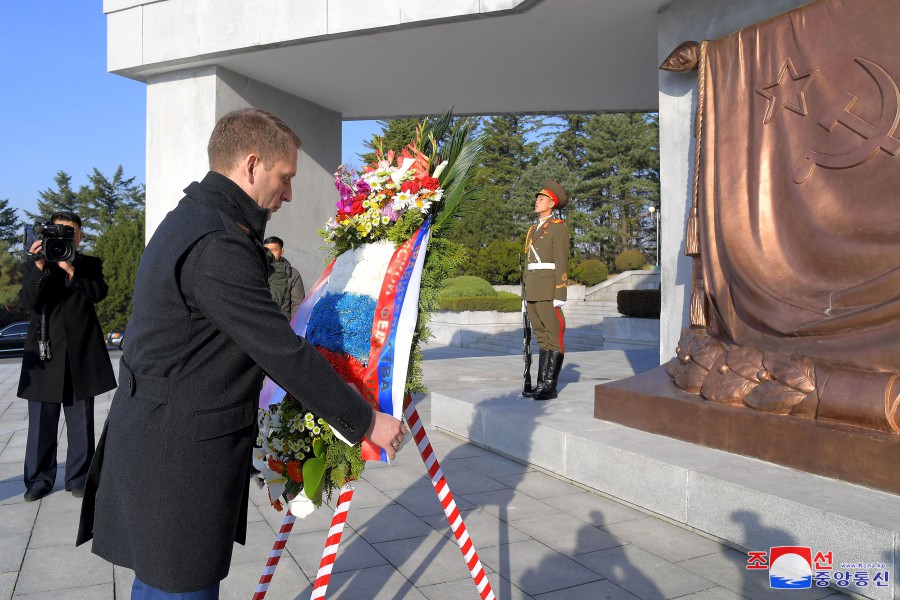 Russian Government Delegation Visits Liberation Tower