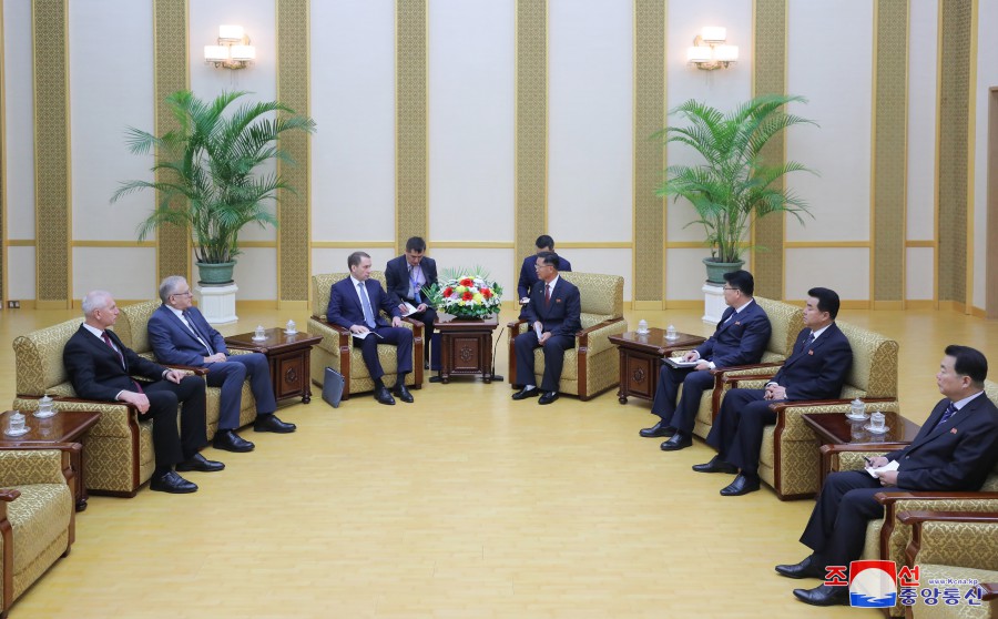 Kim Tok Hun Meets Head of Russian Government Delegation