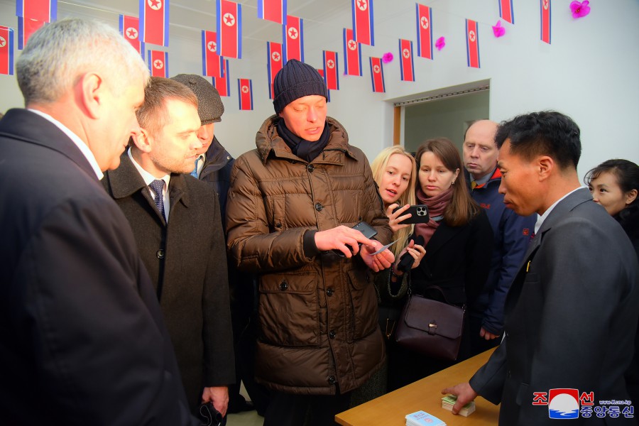 Foreigners and Overseas Compatriots Visit Polling Booths in DPRK