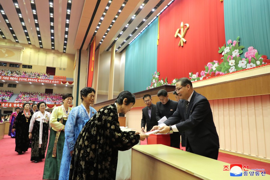 조선로동당 중앙위원회가 제5차 전국어머니대회 참가자들에게 보내는 선물전달모임 진행
