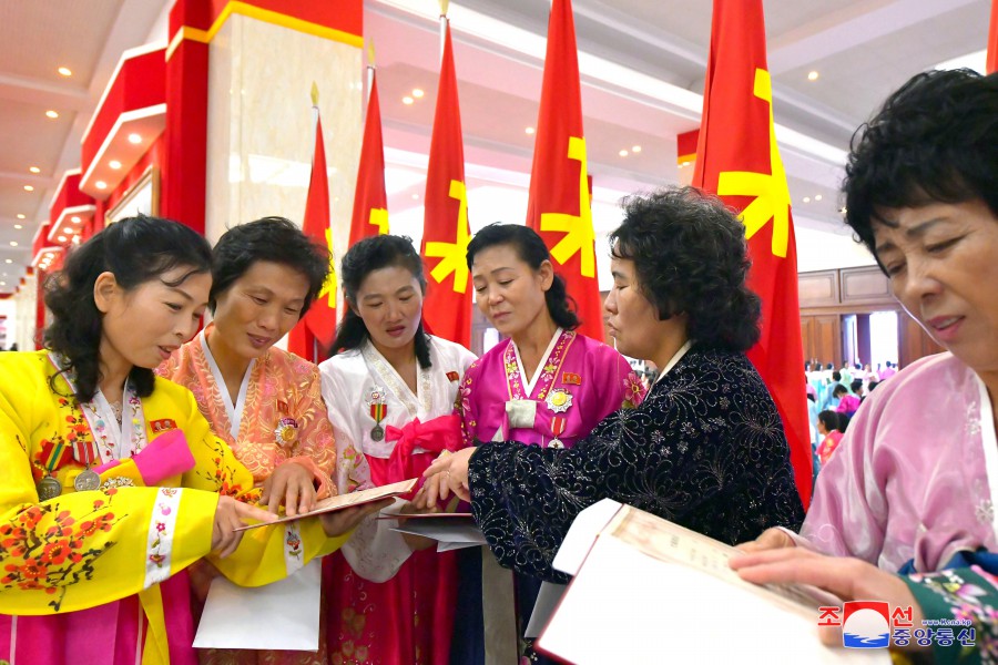 조선로동당 중앙위원회가 제5차 전국어머니대회 참가자들에게 보내는 선물전달모임 진행