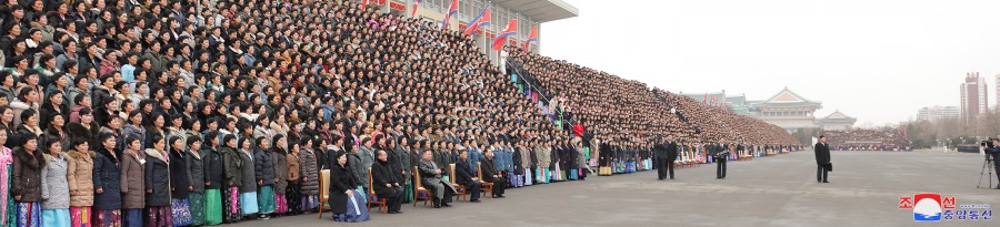 ﻿Уважаемый товарищ Ким Чен Ын сфотографировался на память с участниками V Общереспубликанского слета матерей