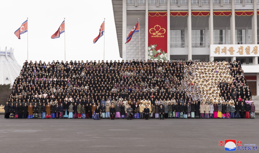 ﻿Уважаемый товарищ Ким Чен Ын сфотографировался на память с участниками V Общереспубликанского слета матерей