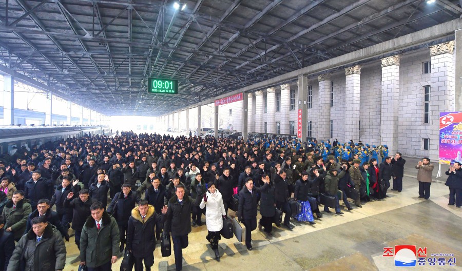 Labor Innovators Arrive in Pyongyang to Take Part in New Year Celebrations