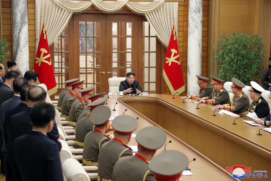 敬爱的金正恩同志会见并鼓励朝鲜人民军主要指挥官