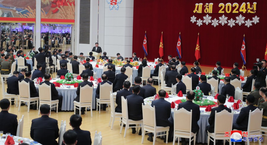 金正恩総書記が党中央指導機関のメンバーの労苦を激励して夕食会催す