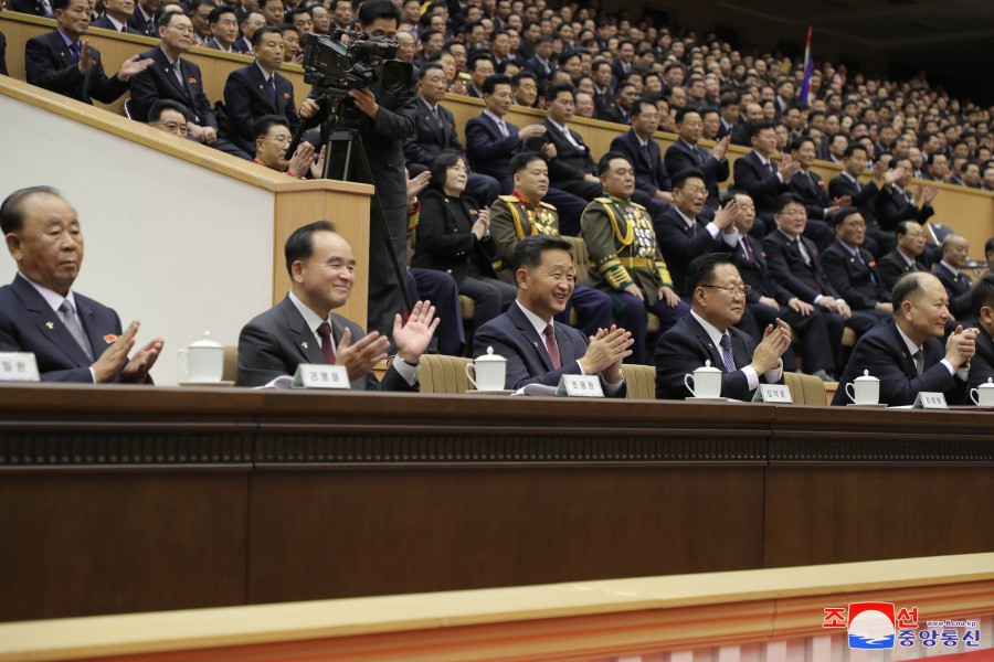 在辞旧迎新之际党中央委员会干部和内阁公务员举行排球比赛