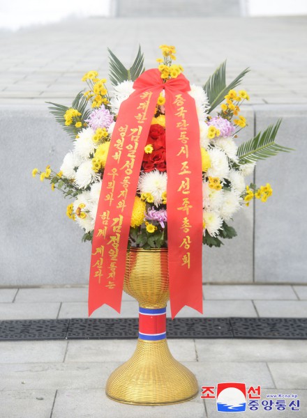 Floral Baskets to Statues of Great Leaders from Abroad