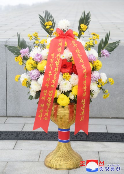 Se colocan en la colina Mansu los cestos de flores enviados por los coreanos en China