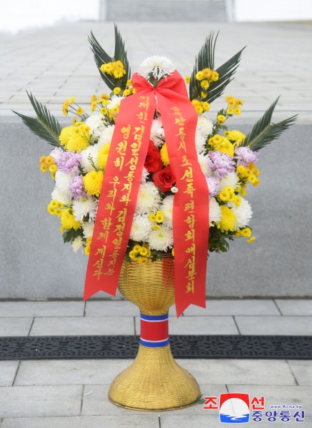 Floral Baskets to Statues of Great Leaders from Abroad