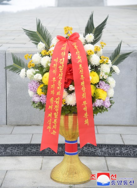 Se colocan en la colina Mansu los cestos de flores enviados por los coreanos en China