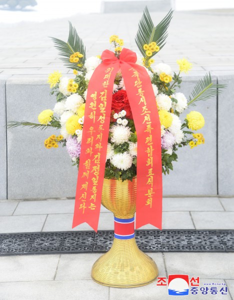 Se colocan en la colina Mansu los cestos de flores enviados por los coreanos en China